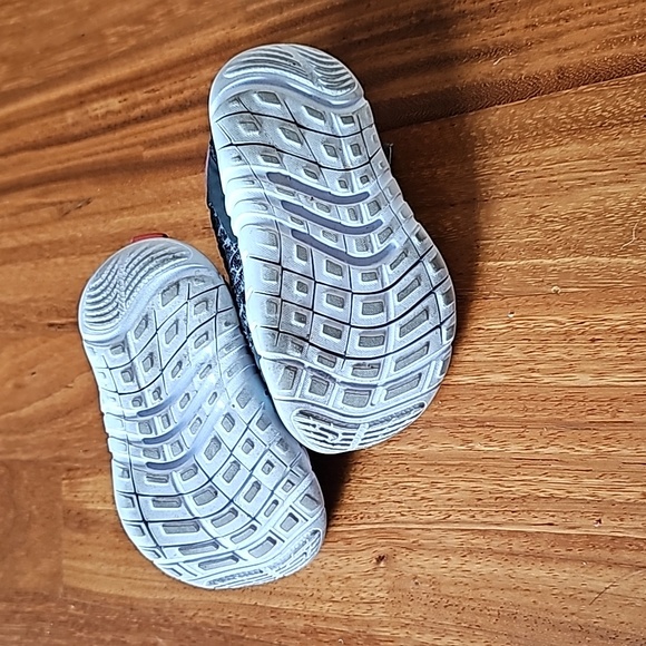 Nike Free Run 2021, toddler running shoes, gently used, size 5c - Picture 5 of 6